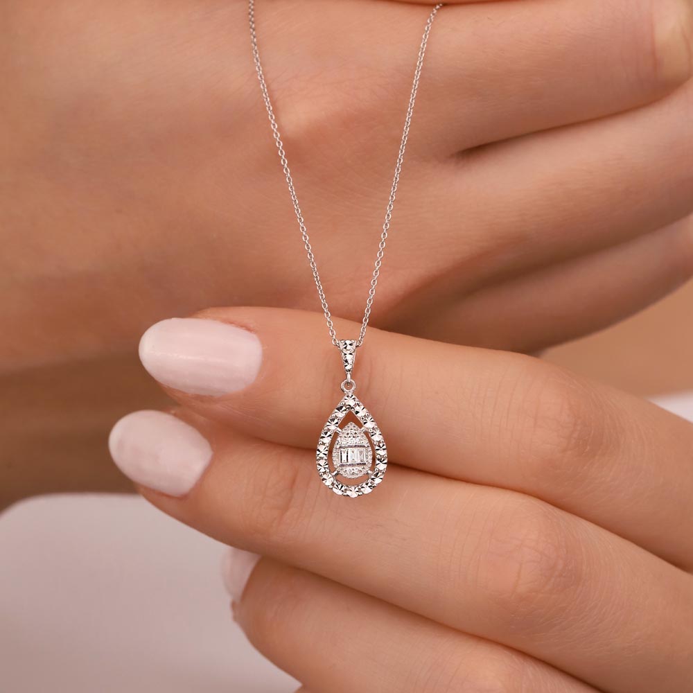 0,05 Karat Lab Pırlanta Kalem İşlemeli Damla Baget Kolye - FP02271