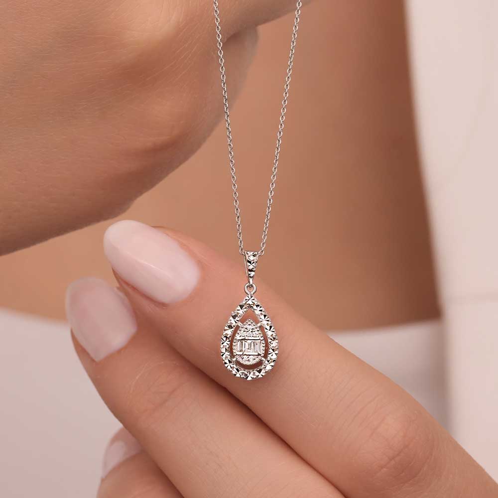 0,05 Karat Lab Pırlanta Kalem İşlemeli Damla Baget Kolye - FP02271