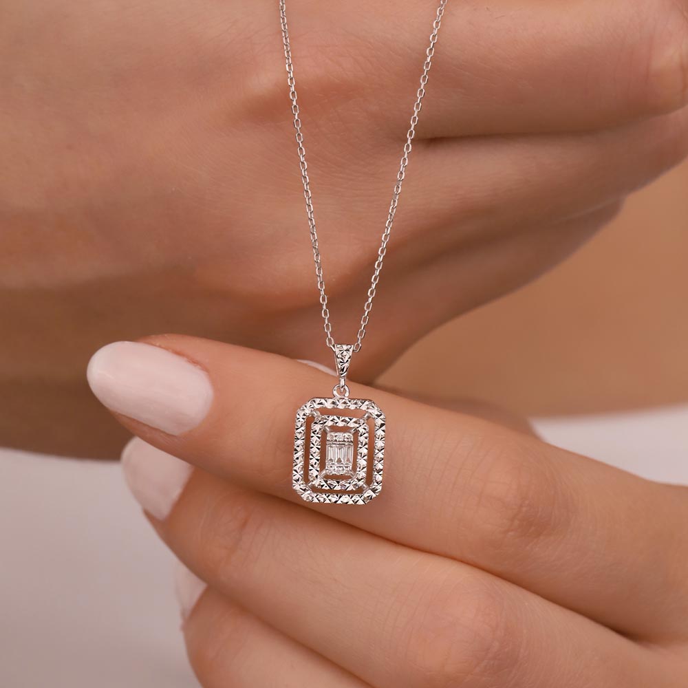 0,06 Karat Lab Pırlanta Kalem İşlemeli Baget Kolye - FP08819