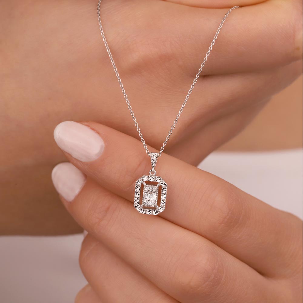 0,07 Karat Lab Pırlanta Kalem İşlemeli Baget Kolye - FP02175