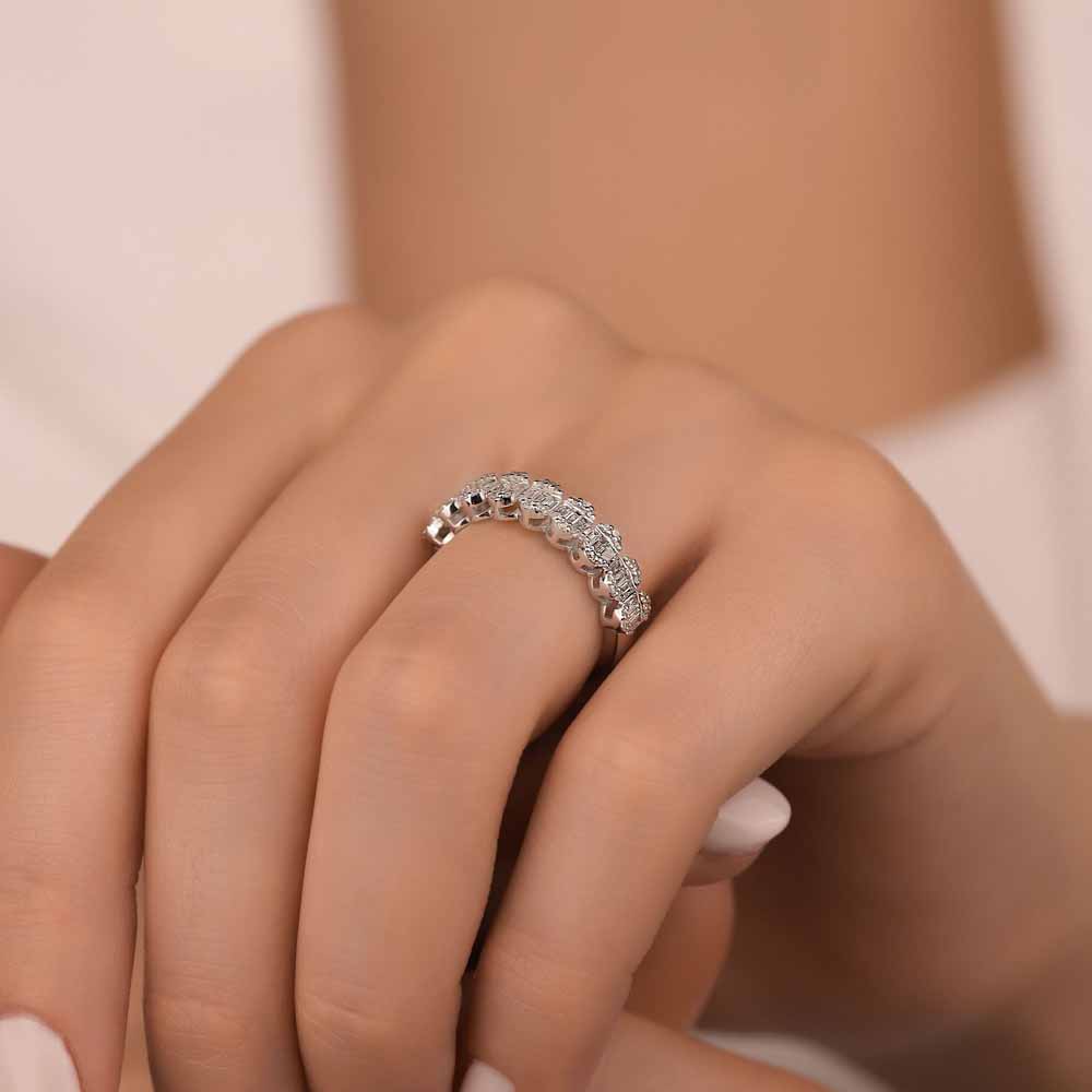 0,61 Karat Laboratuvar Pırlanta Baget Yarımtur Dainty Tasarım Yüzük